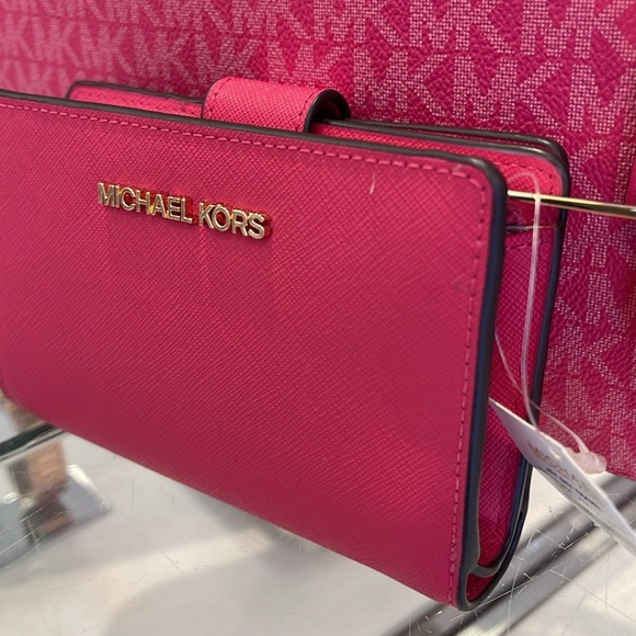 MICHAEL KORS
Medium Crossgrain Leather Wallet
Electric Pink 
NWT - Picture 2 of 16